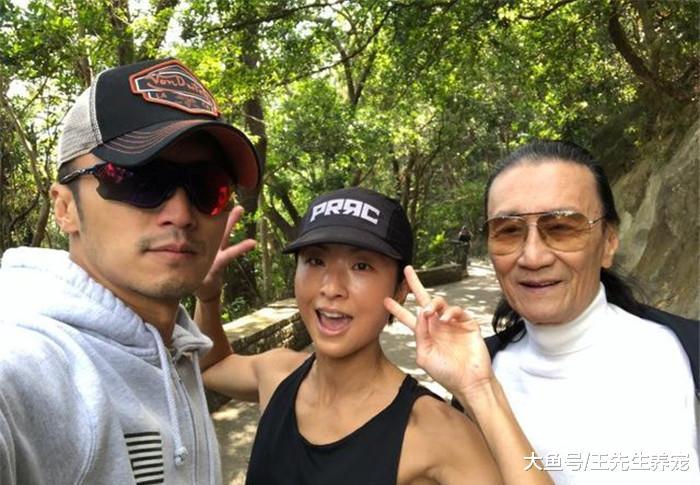 张柏芝香港产子后, 谢霆锋、谢贤现身香港, 引网友好奇为张柏芝?