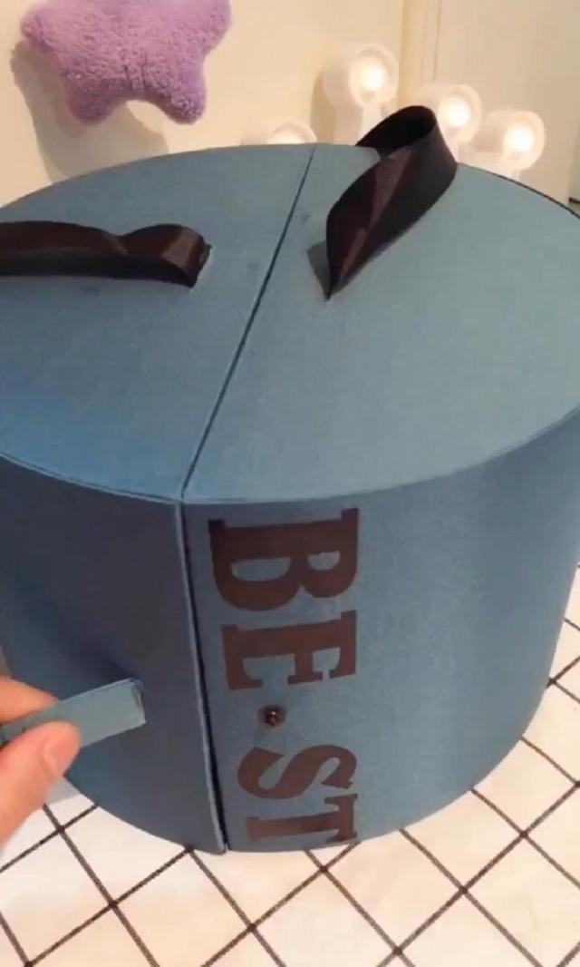 女孩收到一份礼物, 打开瞬间哭了, 原来里面装的是