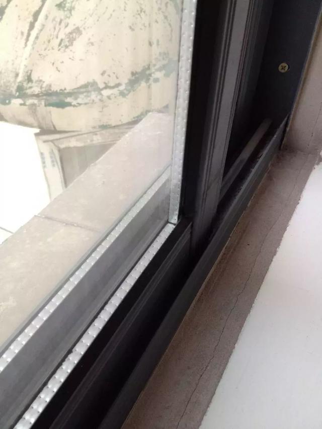封阳台切记不要做这几种窗! 我家发现装错, 直接让工人拆光拿走!