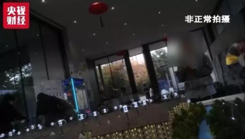 卖房卖急了? 房企出奇招去库存 中介机构降薪求生存