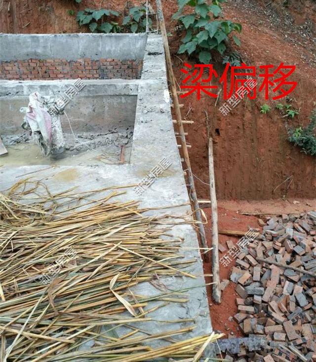 农村小伙盖新房拆模后发现梁歪了? 邻居: 赶紧叫施工队走人