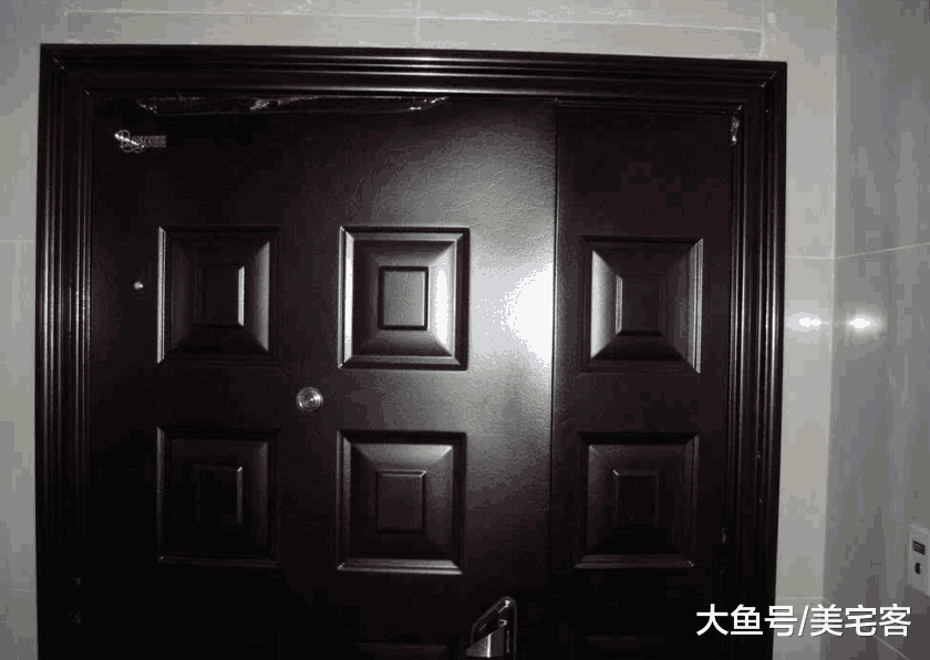 建材商吐真言: 开发商装的入户门窗要不要换? 太多家庭做错了!