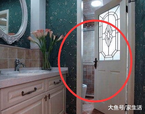 越来越多人卫生间不装平开门了, 住久就知多坑, 我家差点装错了