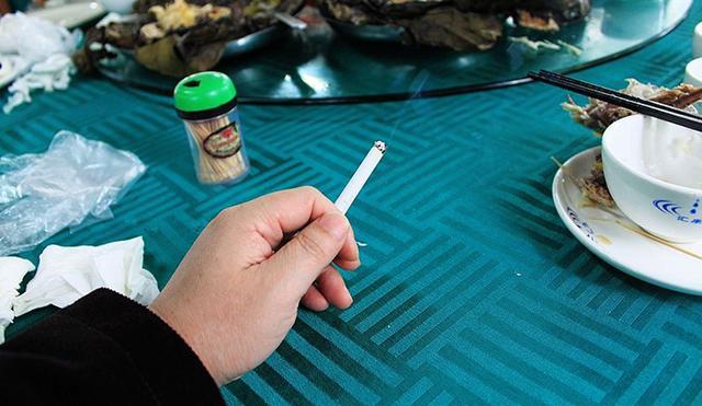 医生再三苦劝 烟瘾再大 这3个时间都不能抽烟 等同不要命!