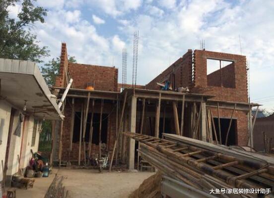 父母憋了3年等建材降价再建房, 结果年年上涨, 起码多花了8万冤枉钱
