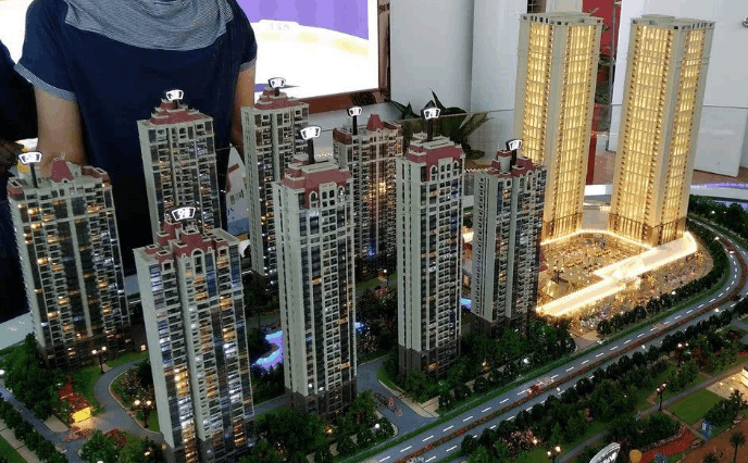 以前要排队抢, 现在从1。5万每平降到9千, 看房却寥寥无几