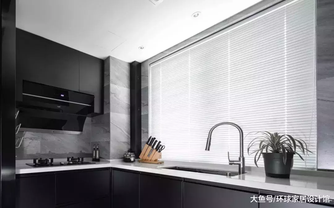 电视墙结合玄关打整墙集成柜, 这套黑白灰简约风装修很惊艳!