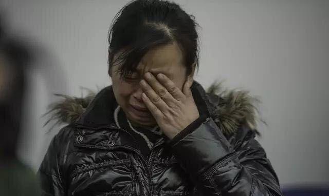 女儿溺水身亡, 母亲收养了个瞎子, 半夜瞎子说: 看院子里有个姐姐