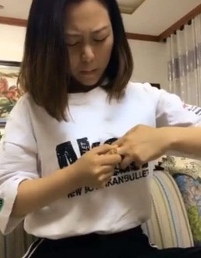 主人戒指取不下来哈士奇来帮忙, 叼来一把秘密武器, 女子吓懵了!