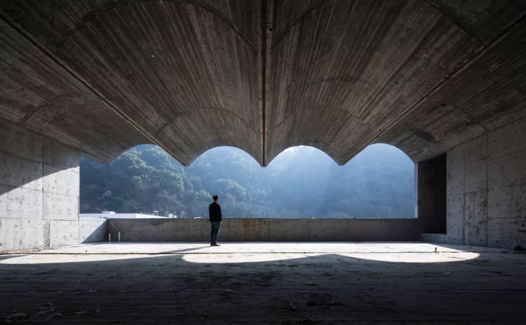 无数浅拱勾勒的台州当代美术馆, 是带着悬而未决之诗意的人间剧场