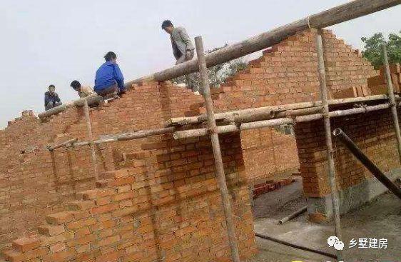 现在建房材料贵了可不止一点, 怎么自建房屋顶漏水反而厉害了?
