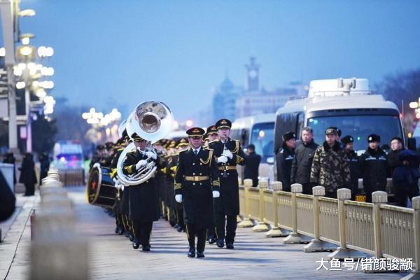 迎着新年第一缕阳光 见证2019年第一次升国旗仪式庄严时刻