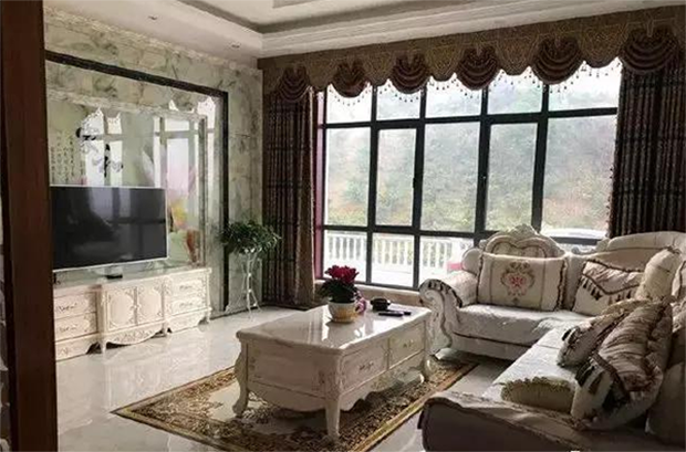 和闺蜜同时建别墅, 同样65W建两层, 她嘲笑我别墅外形土掉渣, 我嘲笑她家徒四壁