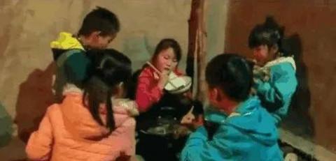 13岁男孩, 已成为5个孩子的“父亲”, 却从不跟孩子们一起吃