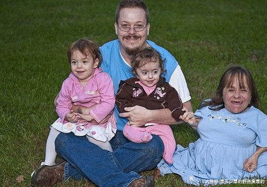 身高不足一米的侏儒孕妇生下3胎, 宝宝都很美丽健康