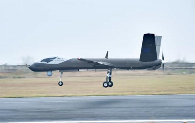中国刚试飞的这架无人机, 机身全用复合材料打造, 战斗力爆表