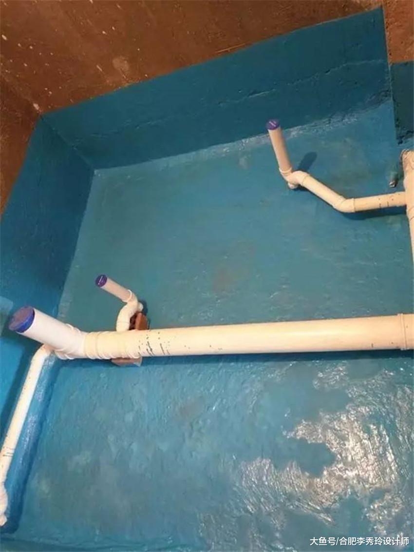 师傅在卫生间主下水管打了个孔, 业主发现怒道: 污水倒灌可咋整?