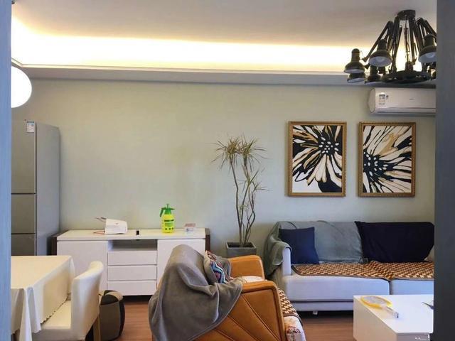 新房通风了一个月, 刚入住的85㎡新房, 客厅的原木地板很温馨