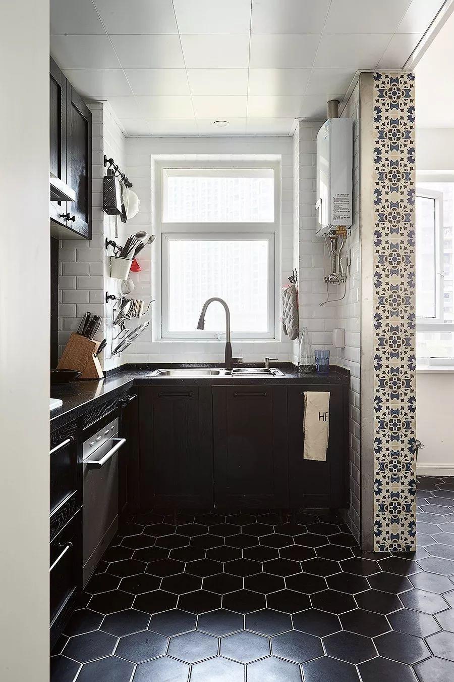 小户型墙面别只是刷上乳胶漆, 再做点收纳就实用多了