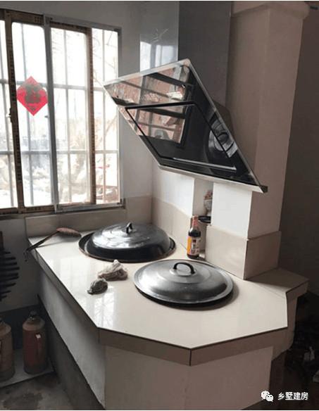 年轻小伙在农村自建别墅, 竟砌了个土灶厨房! 暖心举动被点赞!