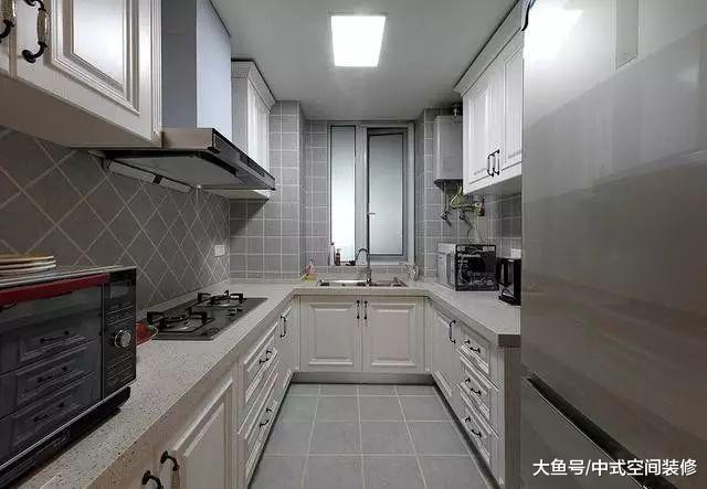 不过是在客厅多砌上半截墙面, 小区同期房的业主们竟纷纷效仿!