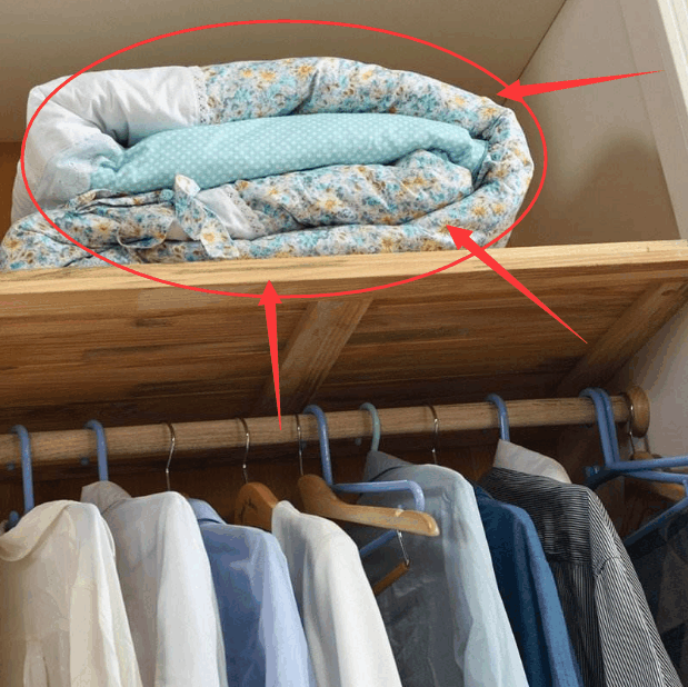 表嫂不愧是干家政的, 棉被从不直接塞衣柜! 这么装, 干净不占地