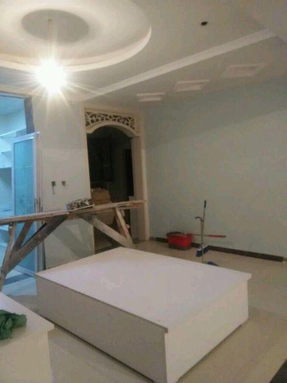 新房硬裝差不多完工了, 還沒打掃, 裝了半圓衣柜, 好漂亮