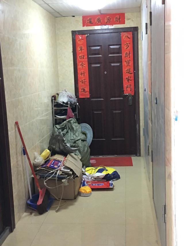 邻居把自家鞋柜装在公共过道, 摊上这样的邻居, 只能自认倒霉!