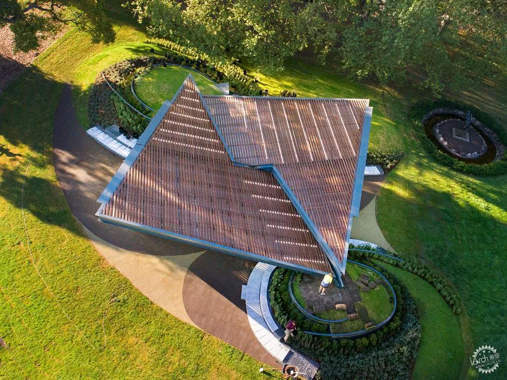 看! 这座亭子宛如扎根在地上的折纸亭子, 像展翅的鸟儿