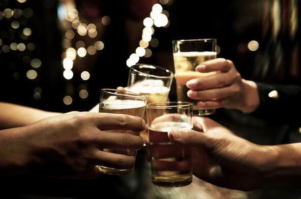喝酒者, 身体有4种表现, 是肝脏“坏掉”, 谨记3步走, 喝酒少伤身