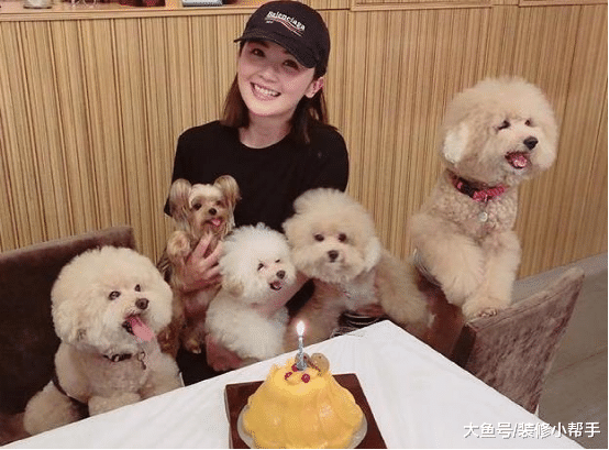 twins成员蔡卓妍的房子首次公开, 结果宠物才是亮点, 装修很大气