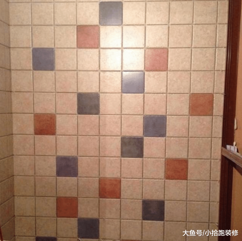 铺个拼色墙砖却返工多次, 看到业主这样做时, 师傅直说要加钱