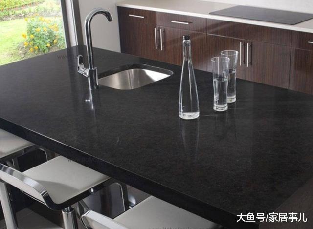 卫生间别贴瓷砖了, 有钱人家里都装此物, 好看大气又防滑