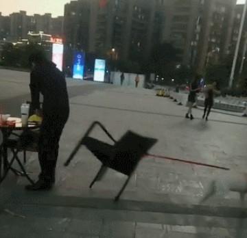 主人把狗拴在椅子上, 刚一站起来狗狗带着椅子就跑了, 下一秒......