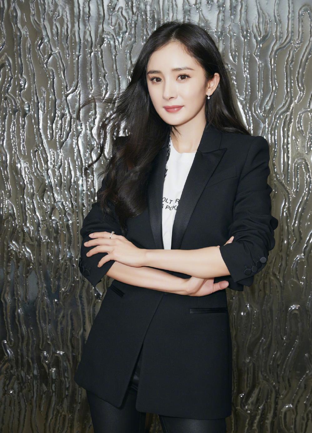 杨幂终于公开亮相了,穿西服套装化身"女强人",气场瞬间两米八