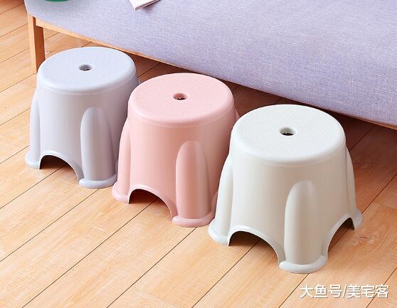 为什么塑料椅中间都有个洞? 听专家一解释, 才知用处这么大!