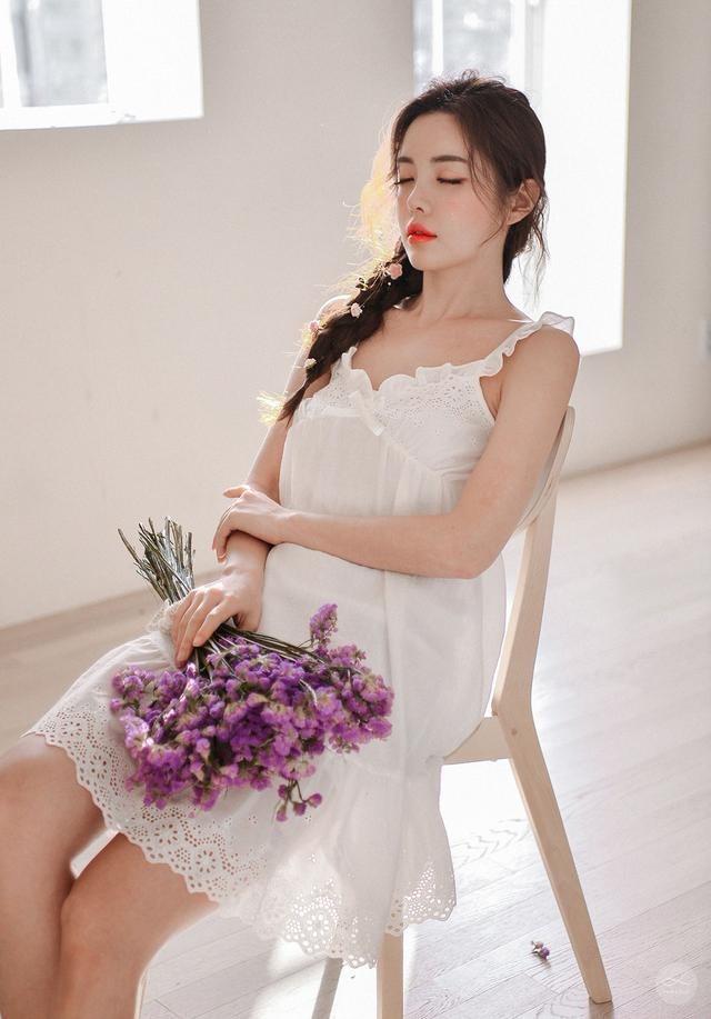 鲜花配美人, 优雅的吊带薄纱秀知性美女曲线, 彰显个性青春