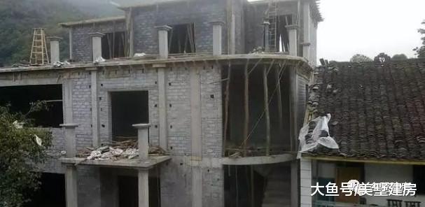 兄弟俩花100万回农村建别墅, 被发小仿建还完爆兄弟俩? 凭啥?