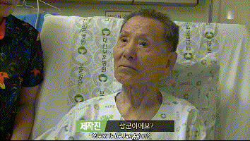 老人晕倒被送院剩忠犬露宿家门, 痴呆的他忘了一切却忘不了这记忆