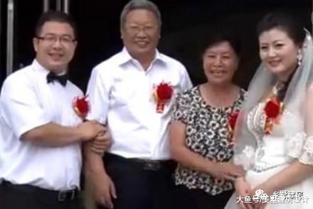 农村自建房屋顶漏水, 父亲借钱儿媳一口拒绝, 丈母娘上去就一耳光