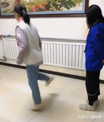 小主人玩跳皮筋, 人数不够, 二哈来凑, 二哈: 唉, 你们开心就好