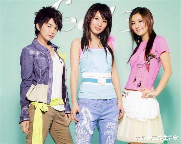 37岁Ella晒一家3口游玩照, 曾经的假小子已有皱纹, 亲宝宝显幸福