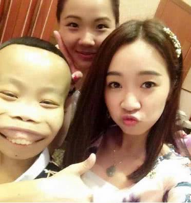 心疼吗? 陈山封杀后拿着网友的钱豪车美女, 连身份都是假的!