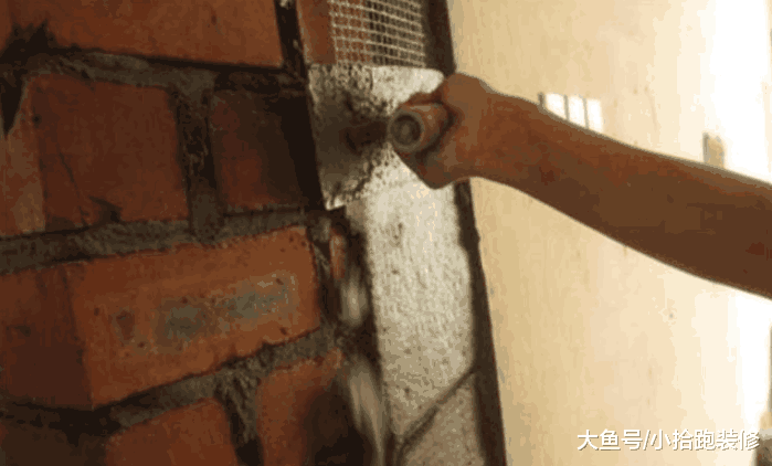 新砌墙要不要满挂网? 师傅说这样做就够了, 而业主却质疑