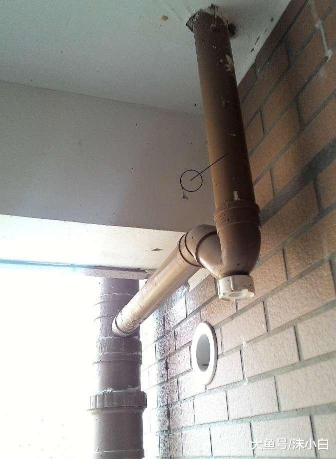 为了装空调, 邻居在阳台挑梁上钻孔! 我为了安全告知物业, 有错?