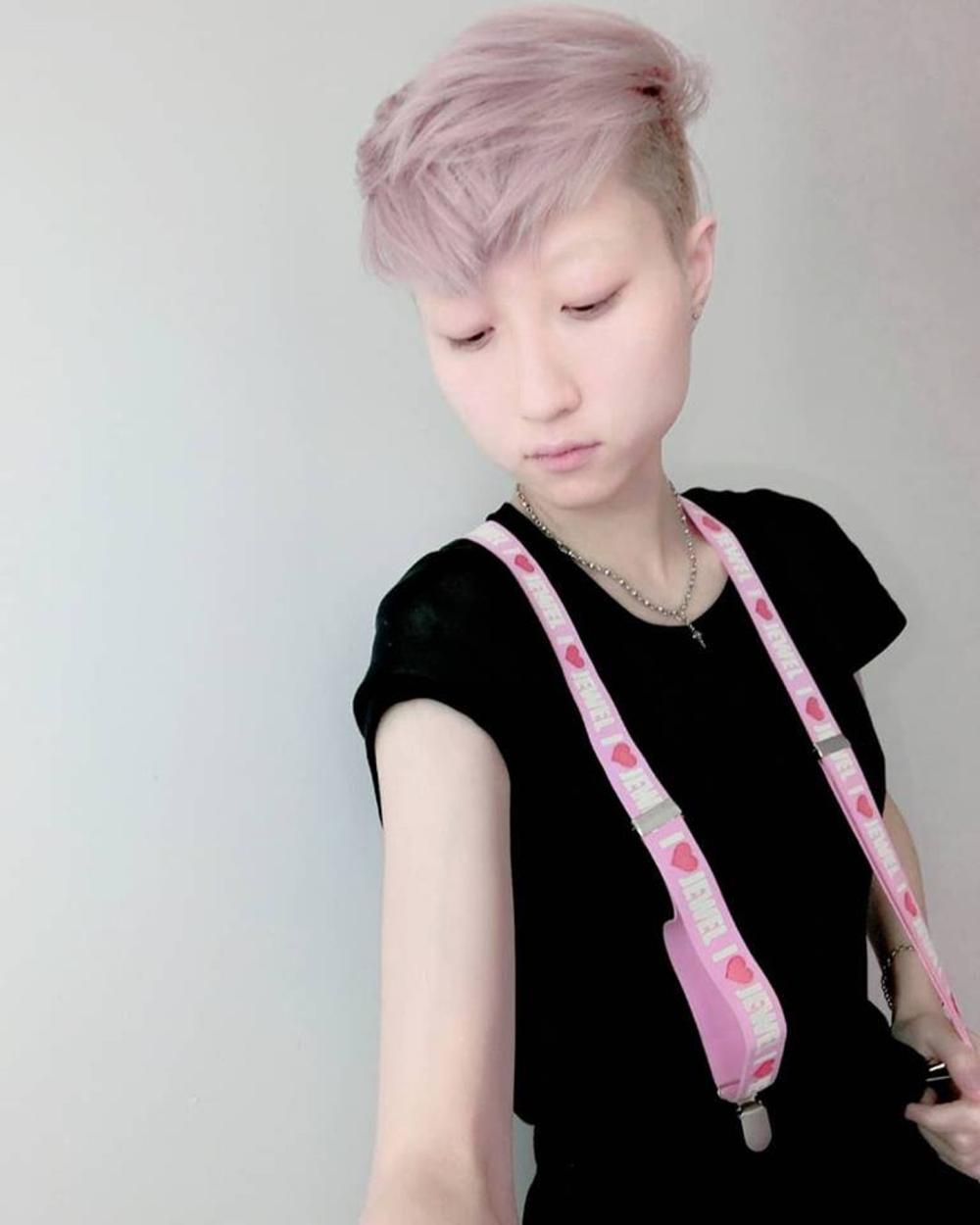 卓林不获成龙接济兼工作室捞不起, 被逼靠直播亲吻赚钱维生?