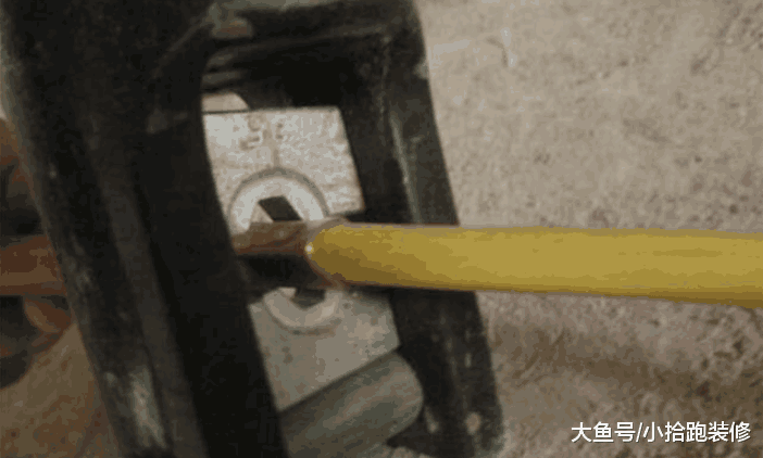 师傅主动给强电箱移位, 业主说在乱来, 不过最后却夸他专业
