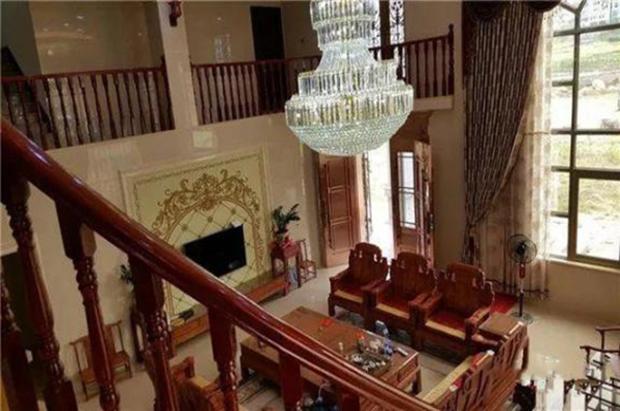 退休老教师家100w农村别墅, 半山腰上独门大院, 私家花园都让城里设计师汗颜