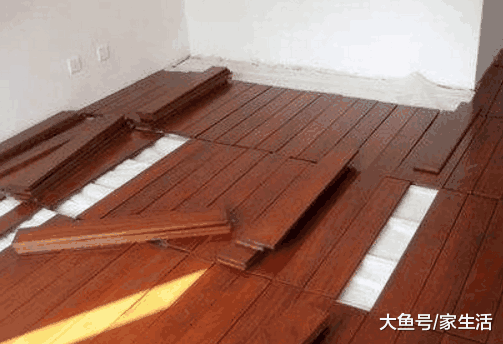 地板装修不流行打龙骨了, 如今老师傅这样铺地板, 隔音又防潮