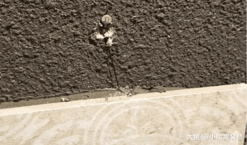 地砖上墙担心后期会出问题, 不过看到师傅这样做, 我放心了